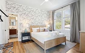 Folliday Inn - The Cobra - Room 32