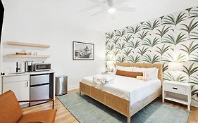 Folliday Inn - The Ariston - Room 34